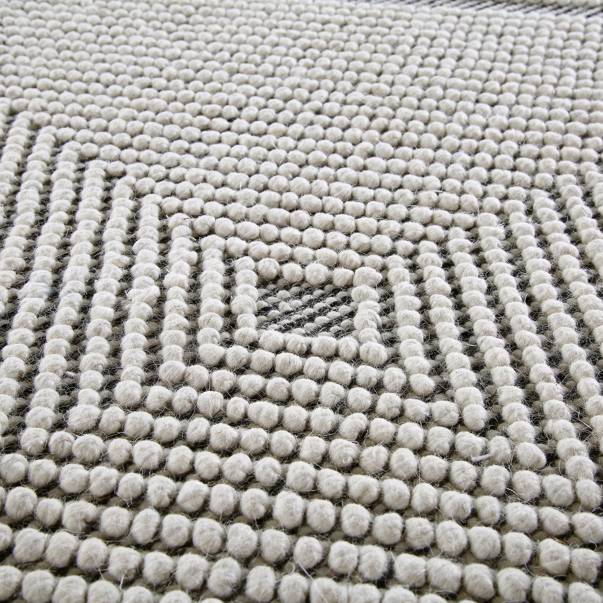 Avanti Handwoven Salt and Pepper Diamond Bobble Wool Round Rug