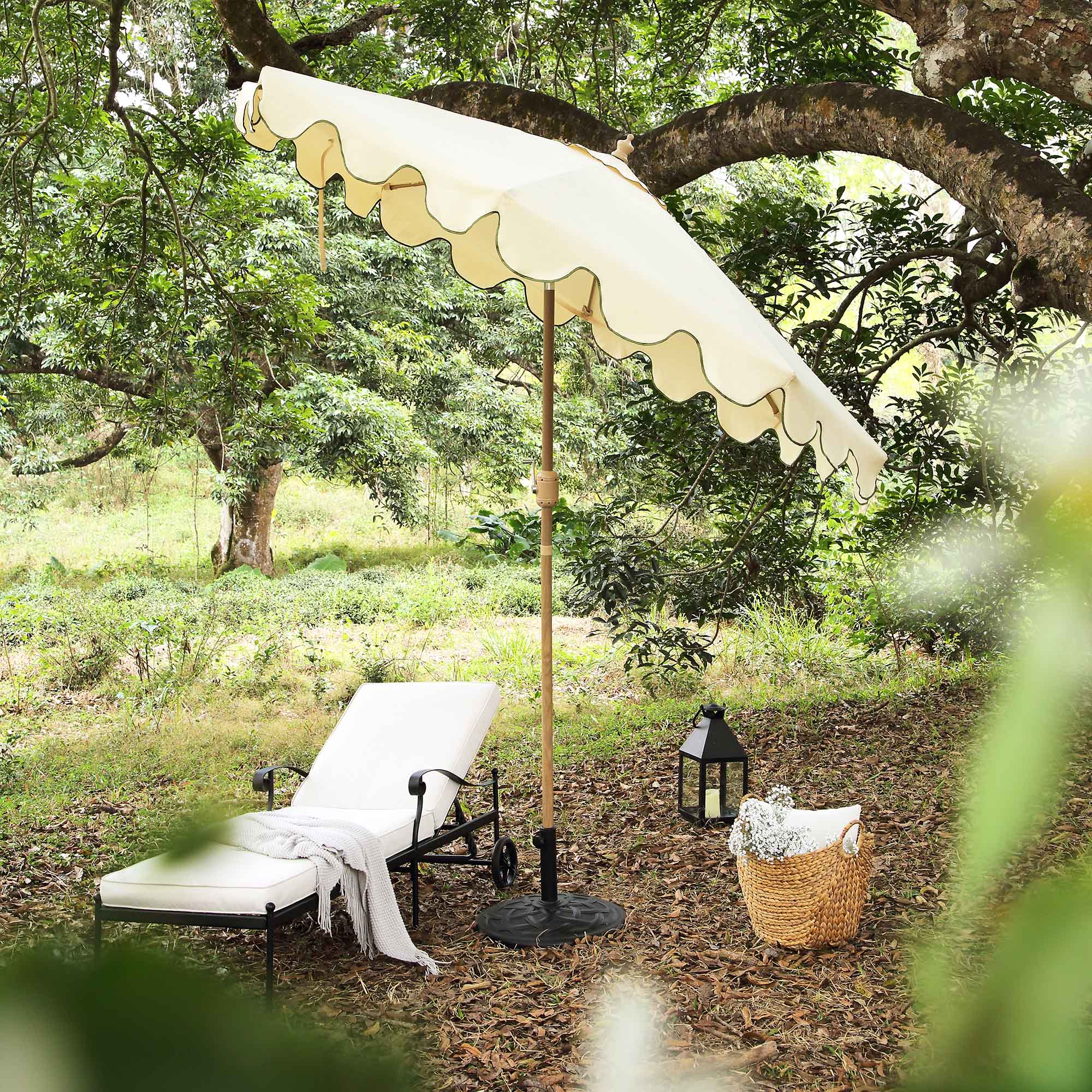 Beige 2.6M Octagonal Crank and Tilt Parasol with Grass Green Scalloped Edge